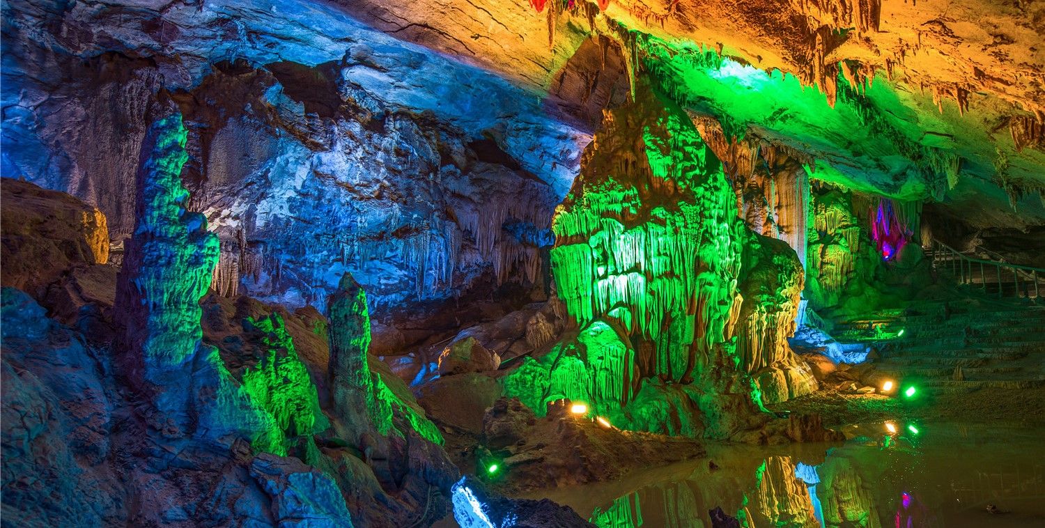 芙蓉洞主要分为三大景区第一区以色彩斑斓的高调为主第二,三区则侧重