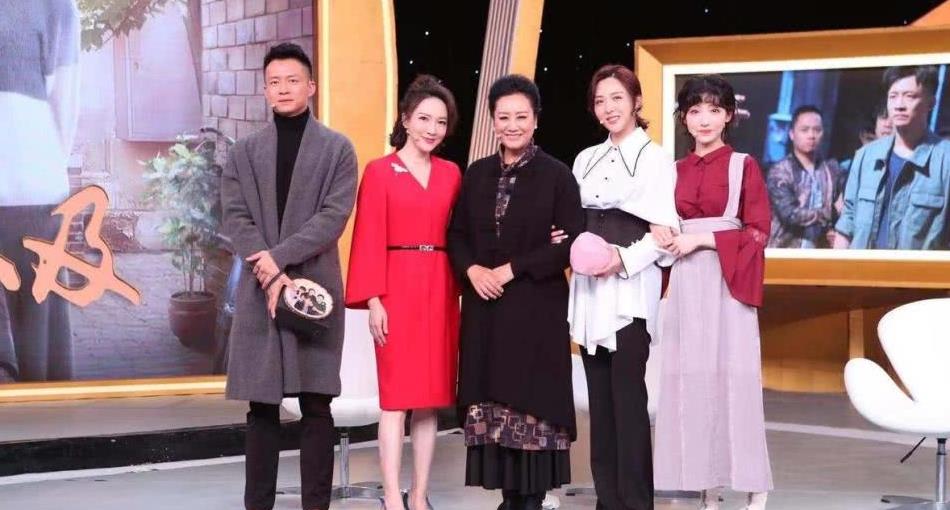 央视女主持冀欣气质太端庄!穿红色v领连衣裙端庄大方,神采奕奕