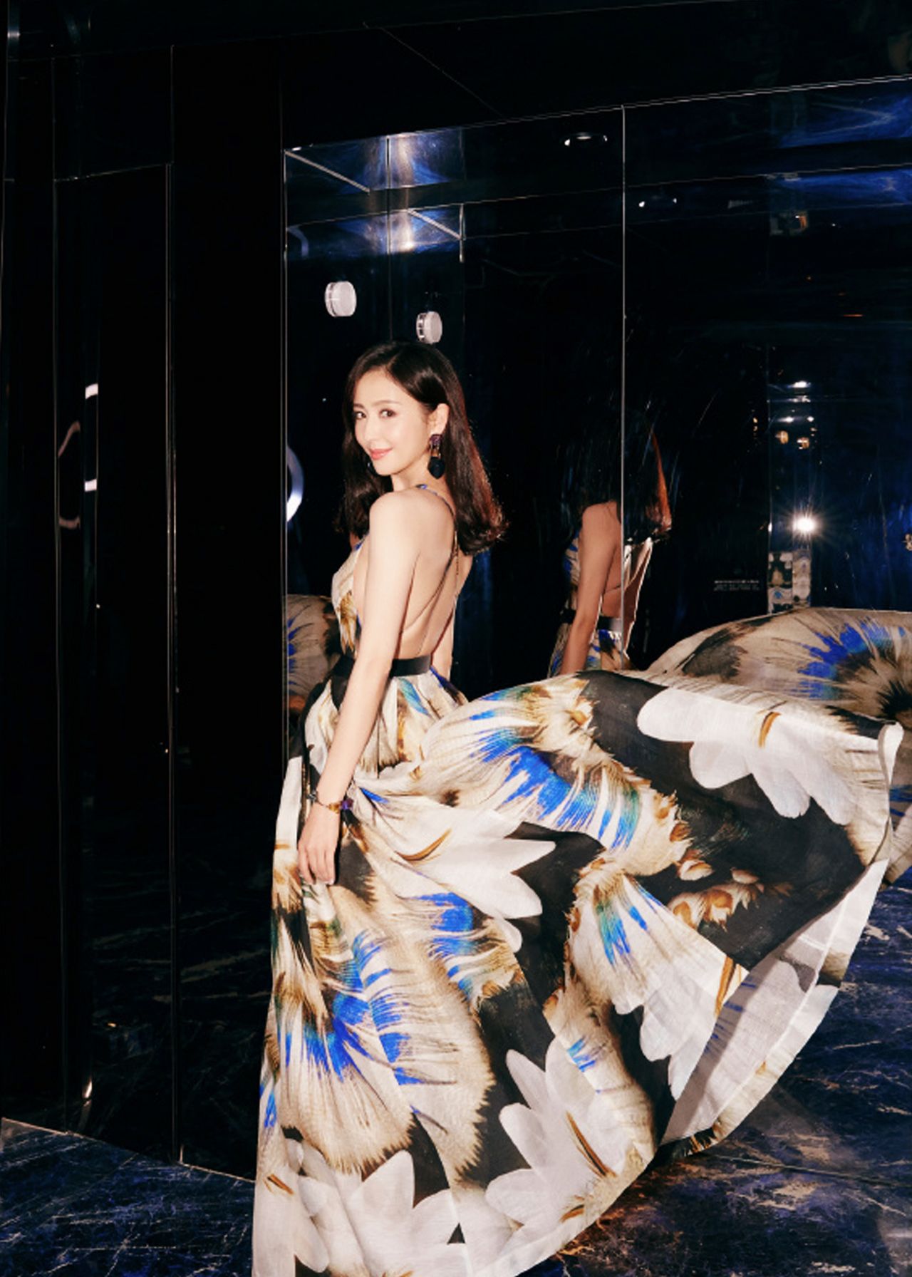 明星佟丽娅丫丫印花露背连衣裙星尚活动风尚美图