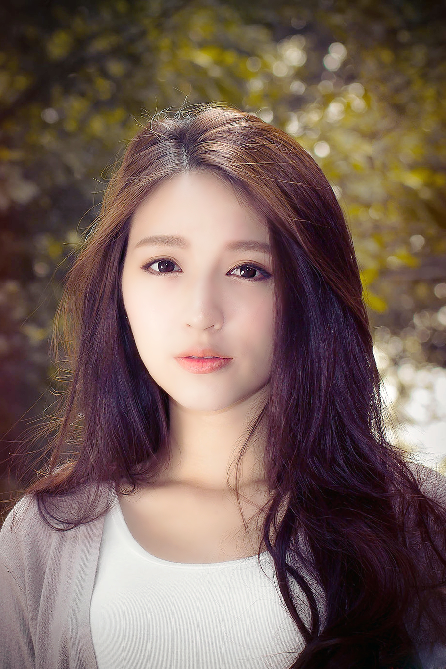 一缕阳光美景下的长发清秀丽姐