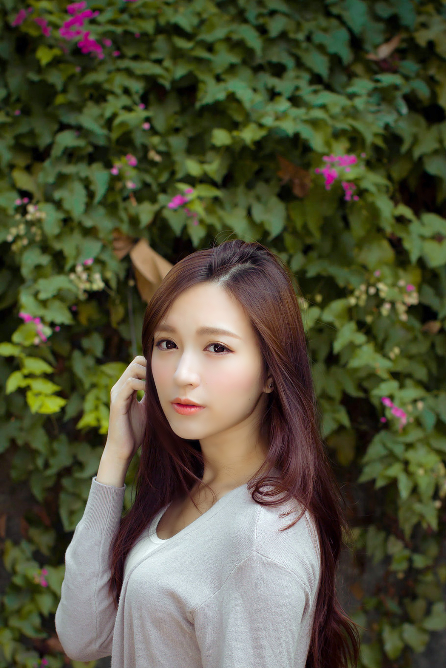 一缕阳光美景下的长发清秀丽姐