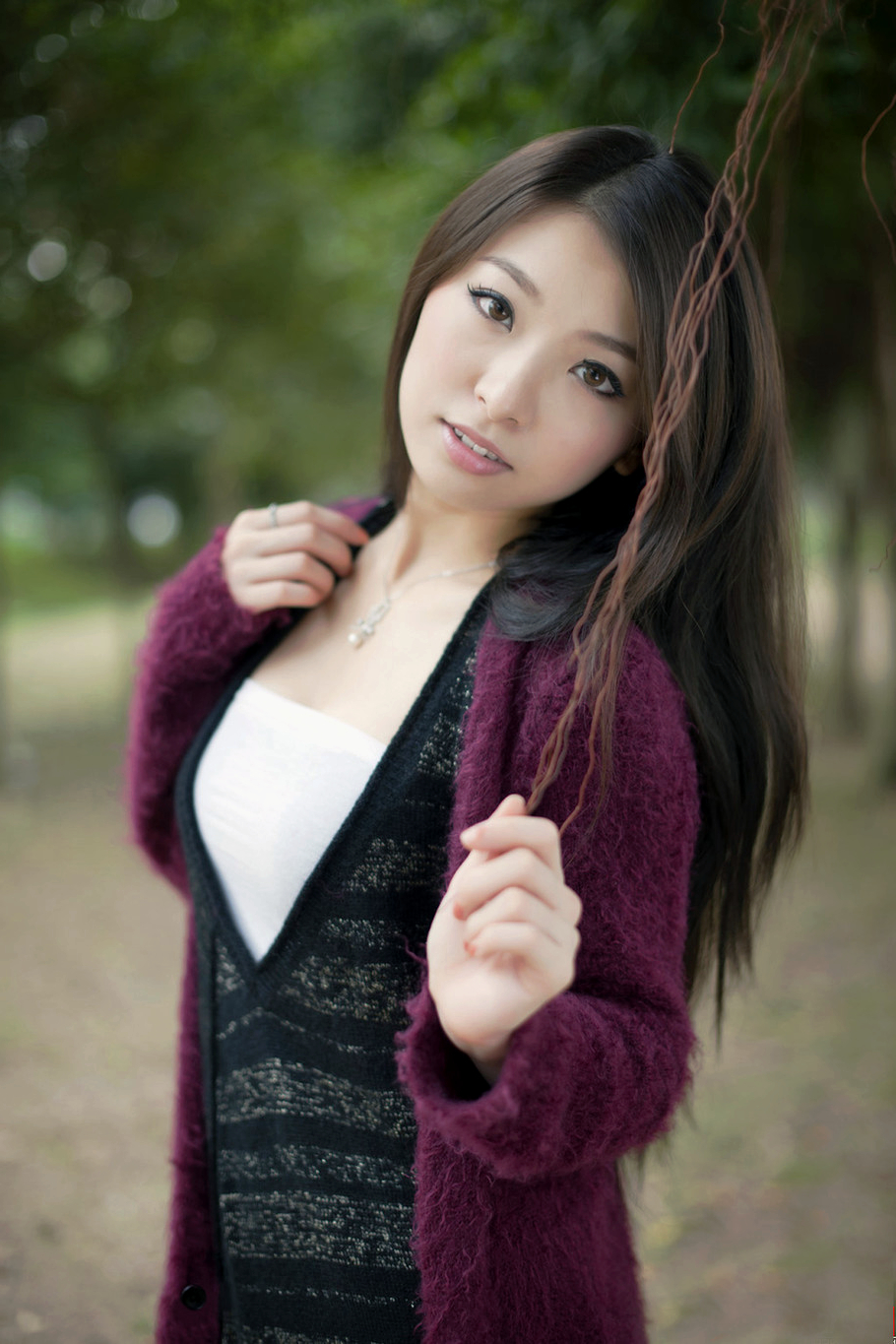 外景下一个长发飘飘的温情可爱姑娘|人像|摄影|女孩_新浪网