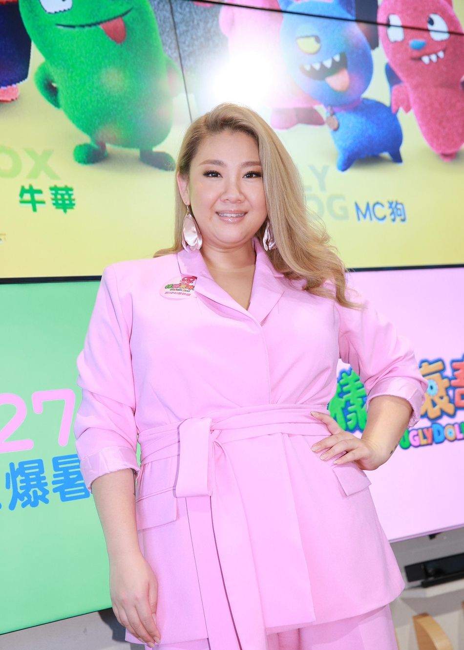 郑少秋沈殿霞女儿郑欣宜现身活动身穿粉色套装笑容爽朗