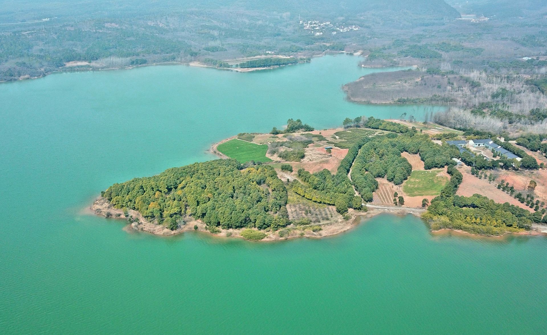 江苏省溧阳市网红景点溧阳1号公路又名彩虹公路和女神湖