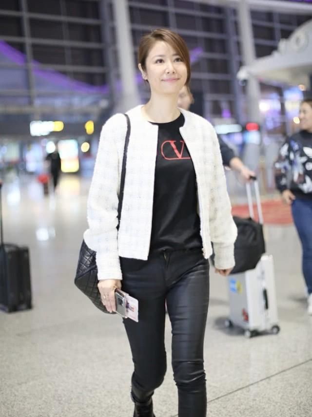 林心如现身,穿白色夹克搭黑色皮裤,身材管理好了气质也就好了!