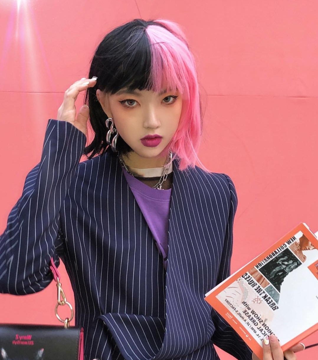 这款阴阳头双色染发,一般人难以驾驭