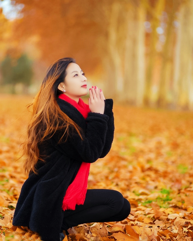 落叶树下的秀发飘逸唯美清纯丽人