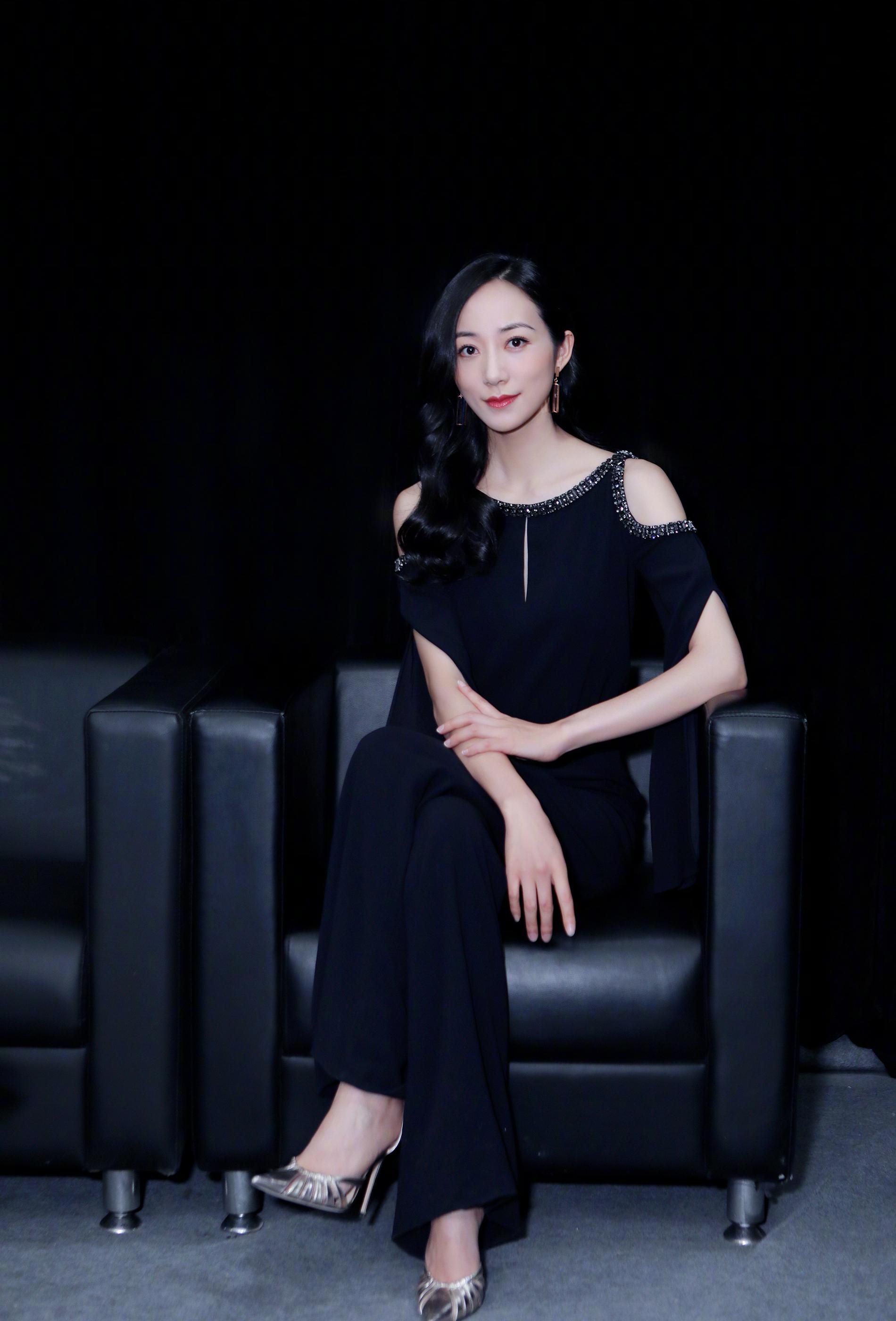 韩雪活动美照身穿一款深蓝色礼服优雅大气