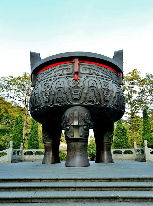 肇庆鼎湖山的3九龙宝鼎