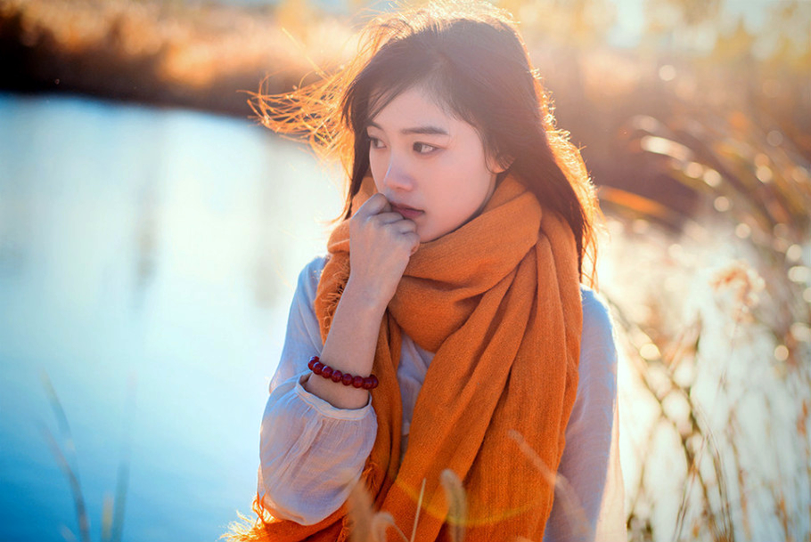 冬天季节里那阳光下的唯美小女子