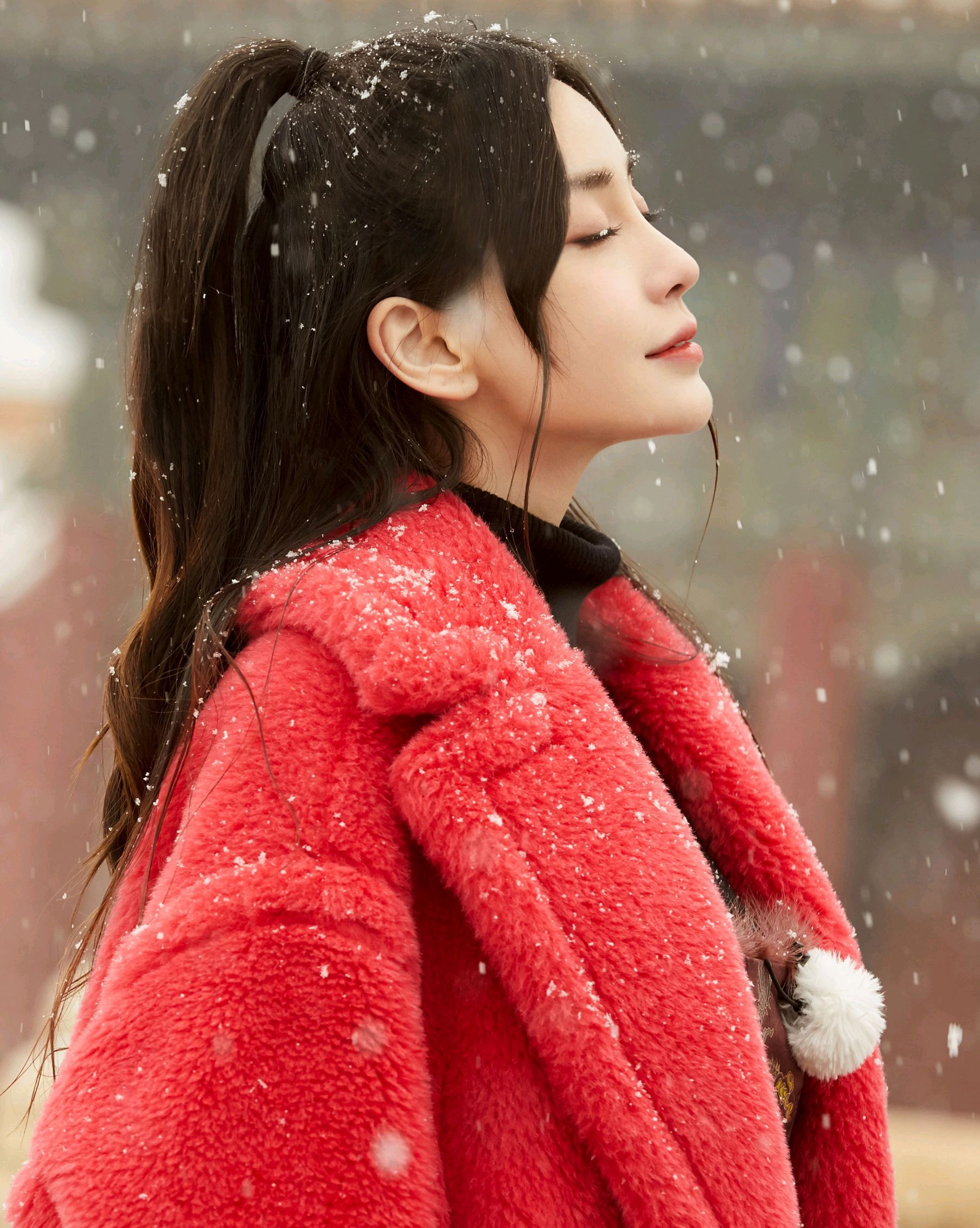 angelababy:大雪纷飞中精致美丽的红衣侠女