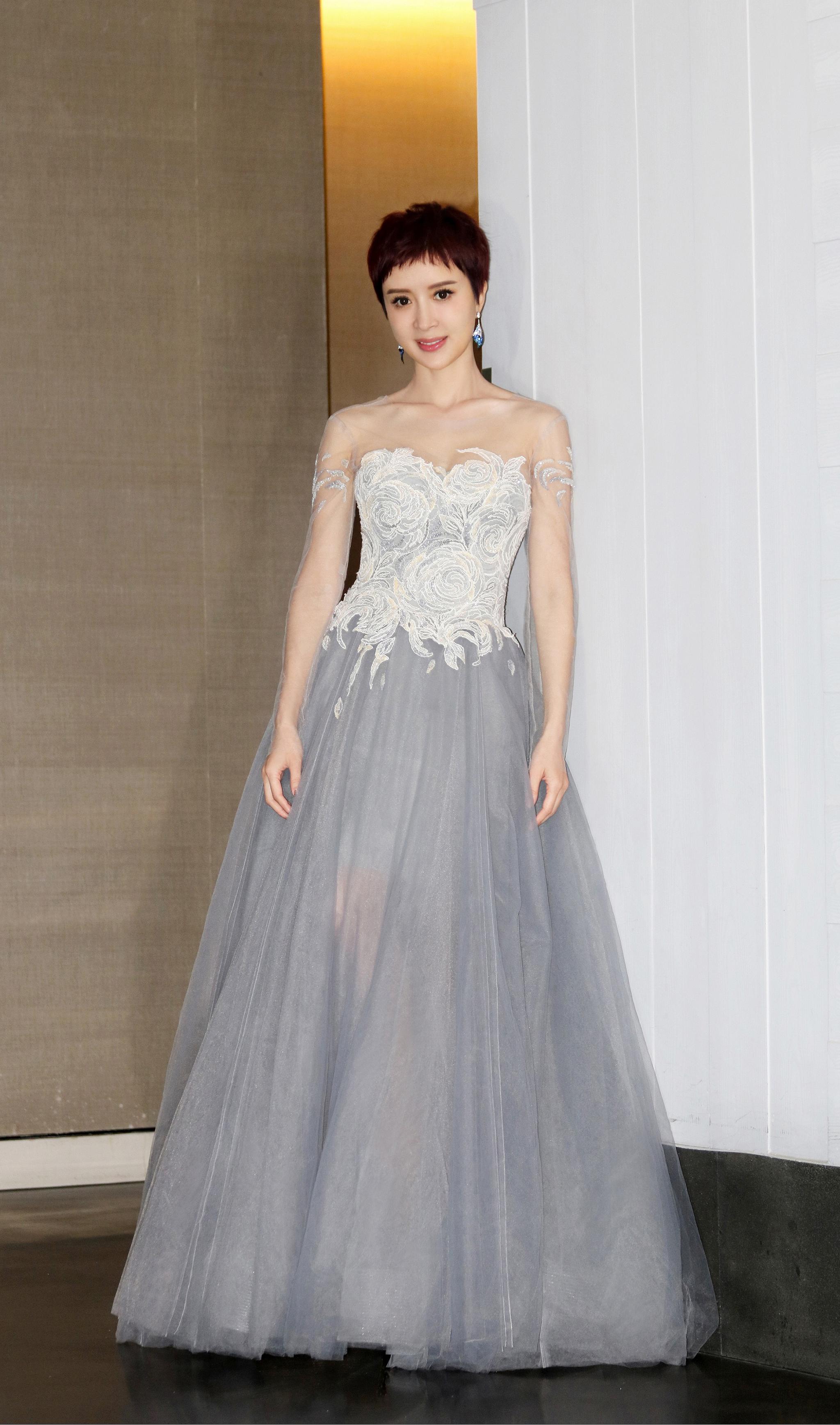 金巧巧身着一袭印花长裙优雅动人