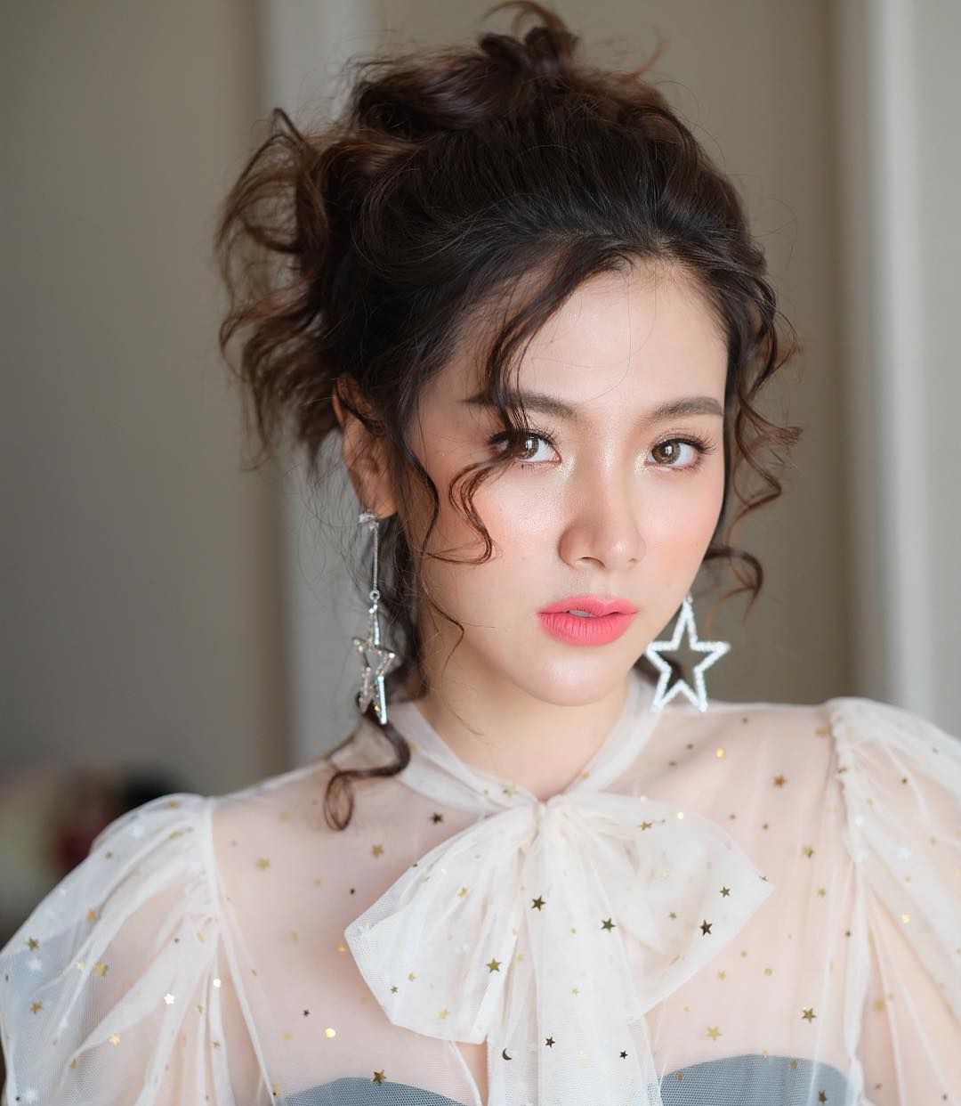 降服魔女的手段女主角平采娜她曾被称为泰国的沈佳宜