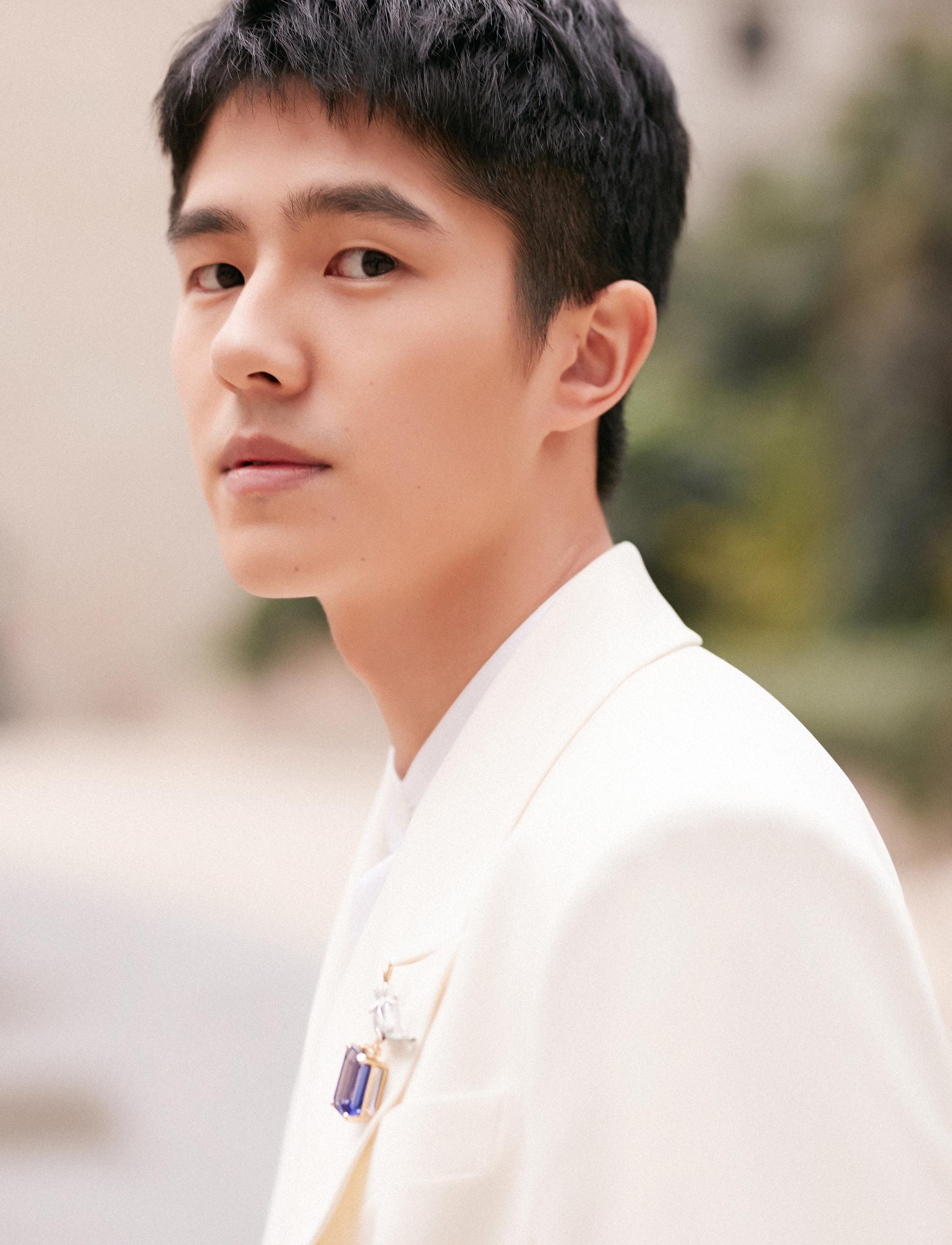 刘昊然纯白西装亮相上海 变身胸针爱好者造型集齐动物园