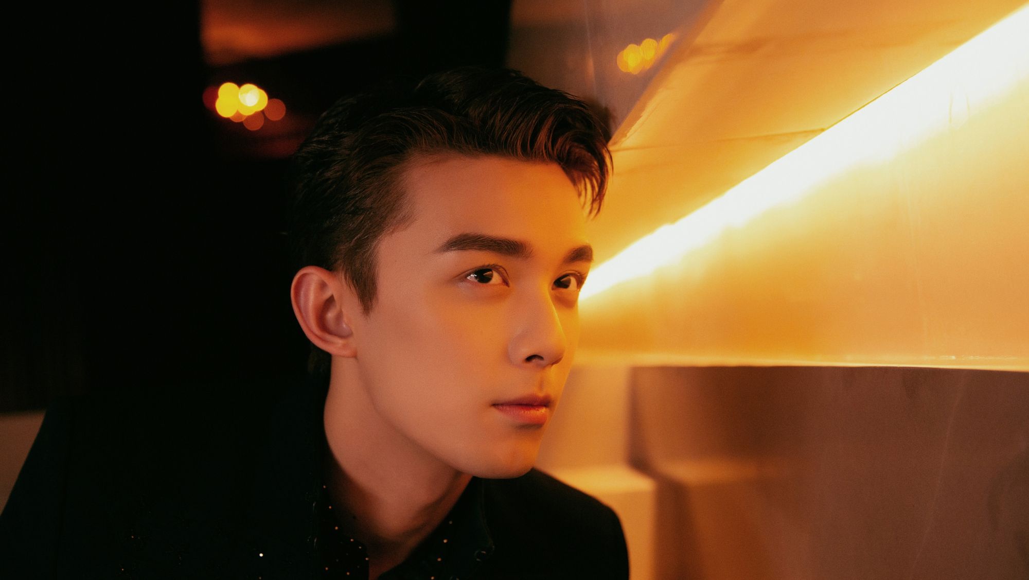 吴磊身穿休闲西装出席时尚活动,内搭波点衬衫,引领年轻时尚潮流