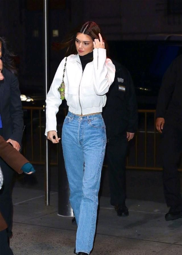 kendalljenner肯豆纽约街拍牛仔裤太好看腰会不会有点冷