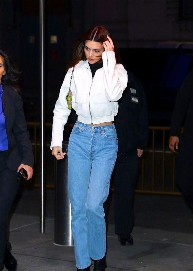 kendalljenner肯豆纽约街拍牛仔裤太好看腰会不会有点冷