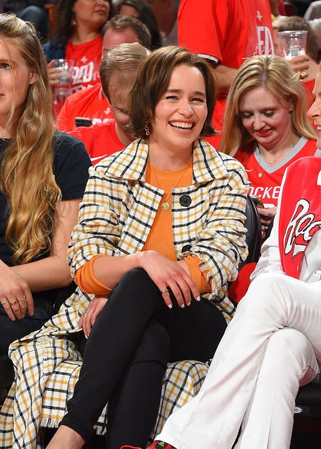 "龙妈"现身火箭主场,开心举手机拍照笑成八字眉|龙妈|火箭熊|艾米莉亚