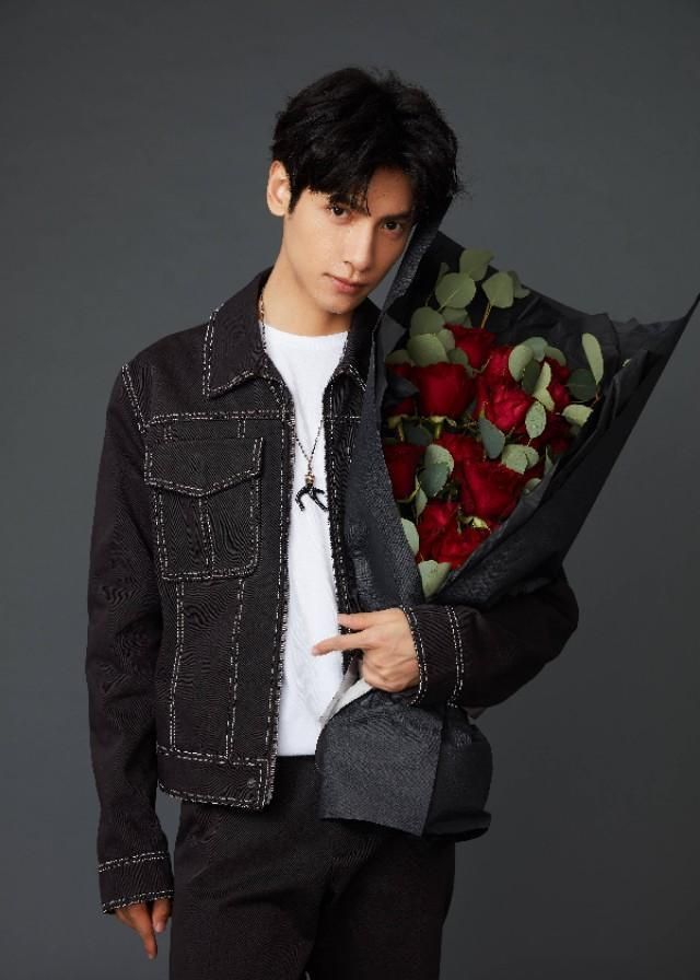 罗云熙掮客发糖手捧玫瑰的他太帅了黄景瑜情人节帮林允宣传电影