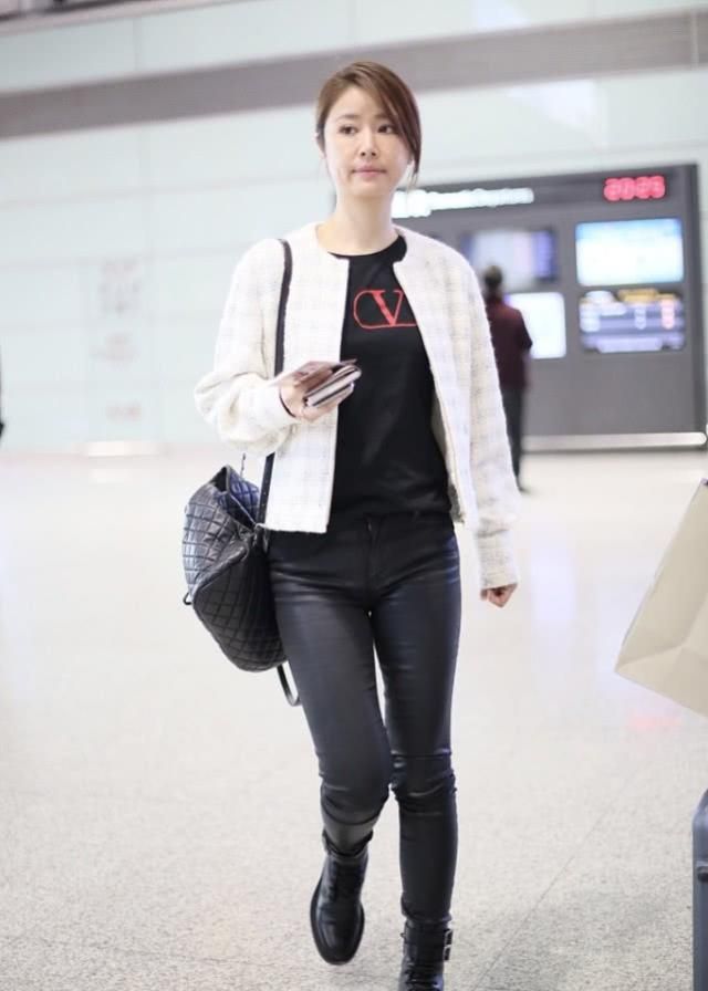 林心如现身,穿白色夹克搭黑色皮裤,身材管理好了气质也就好了!