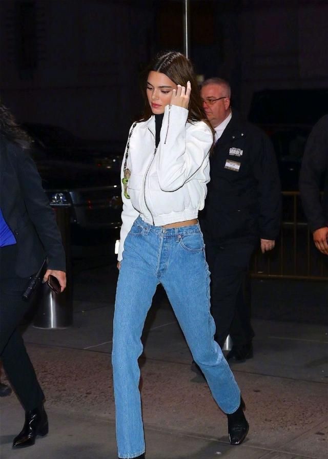 kendalljenner肯豆纽约街拍牛仔裤太好看腰会不会有点冷