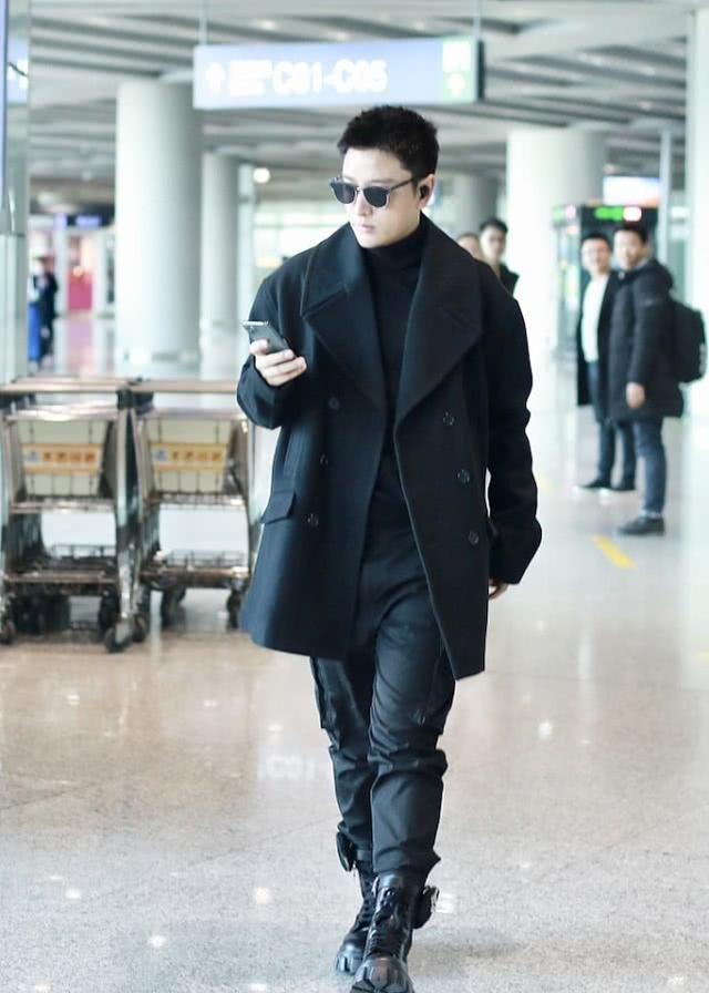贾乃亮"大哥装"高调亮相,全黑look造型真霸气,不穿绿色!