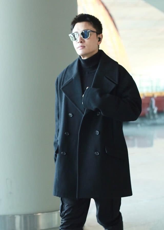 贾乃亮"大哥装"高调亮相,全黑look造型真霸气,不穿绿色!