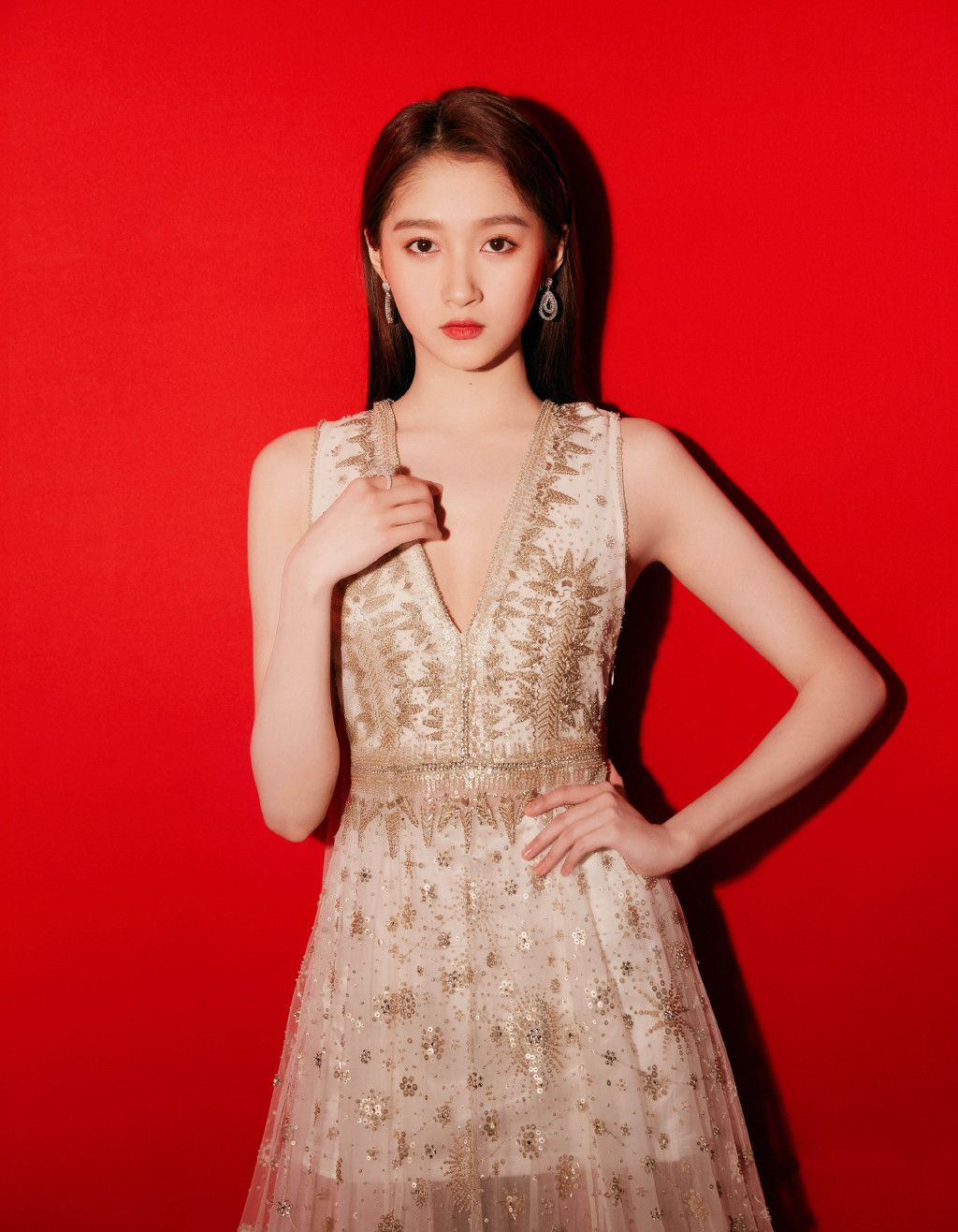 时而清新自然,时而性感迷人,关晓彤总会给人带来许多惊喜