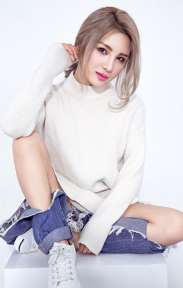 许佳慧出了很多好听的单曲,其中她的代表作有《预谋》《一拍两散》