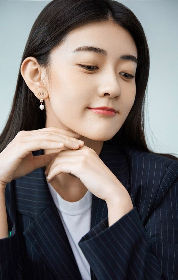 甜美阳光天生丽质的女演员梁洁