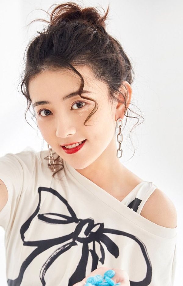 甜美阳光天生丽质的女演员梁洁