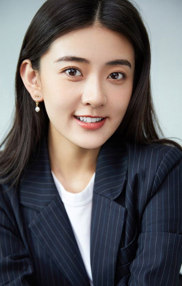 甜美阳光天生丽质的女演员梁洁