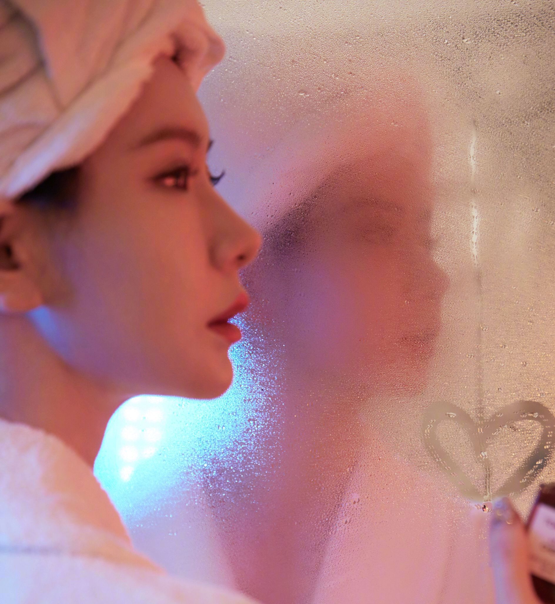 戚薇最新香水拍摄广告,造型别具一格,魅惑天成!