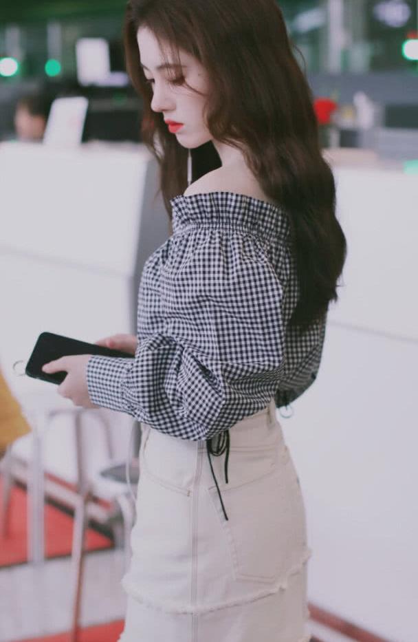 鞠婧祎身着一字肩套装清新唯美 小鞠带来了夏日里的一丝清凉