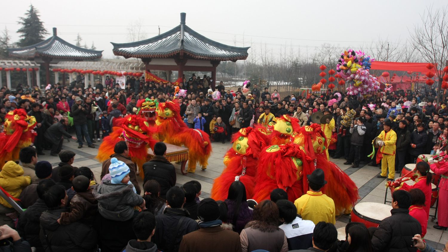 往年的春节庙会那么多人,非常热闹,都在看啥