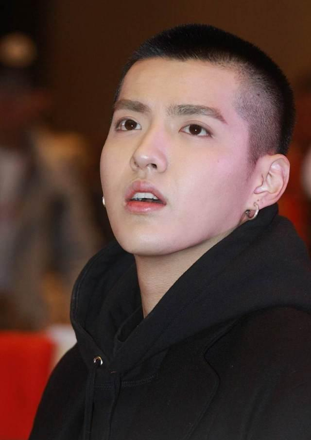 胡歌剪寸头亮相只为兑现朋友承诺与千玺李易峰相比谁造型更帅