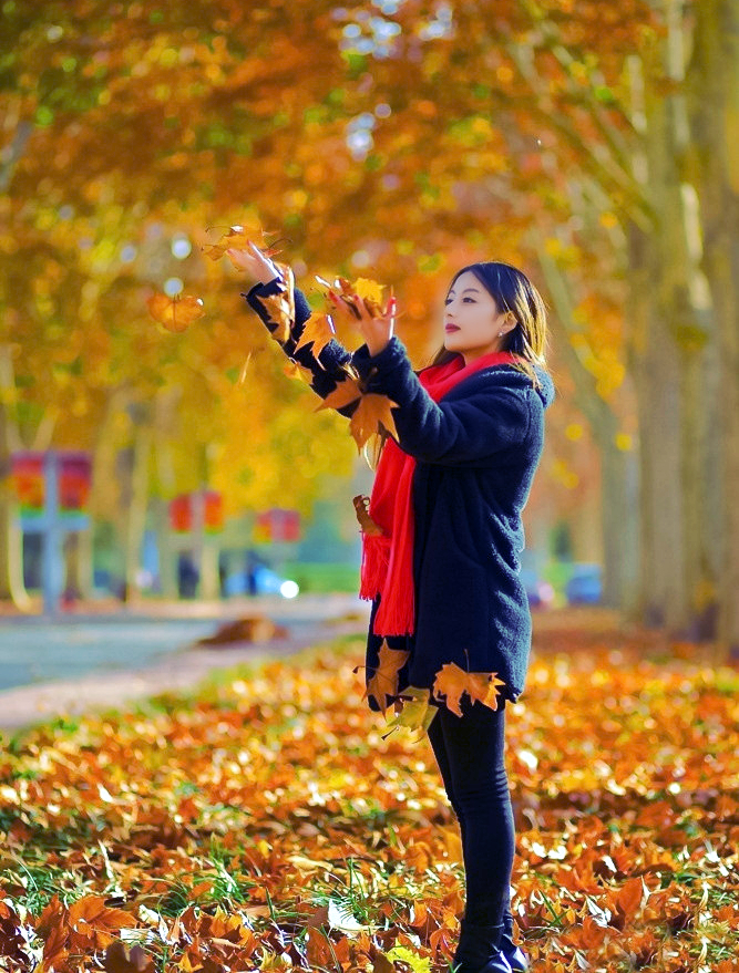落叶树下的秀发飘逸唯美清纯丽人