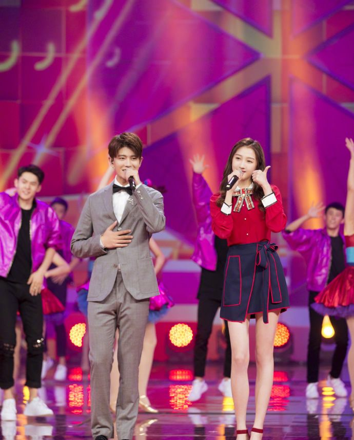 关晓彤搭档任嘉伦登央视国庆晚会献唱赞赞新时代正能量满满