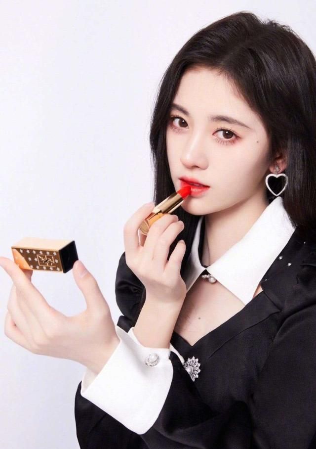 鞠婧祎衣领下"故意"剪一个大洞,看到上身效果,别忘你还有男粉