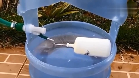 农民把水桶做成自动饮水机喂鸡再也不用加水了已经申请专利