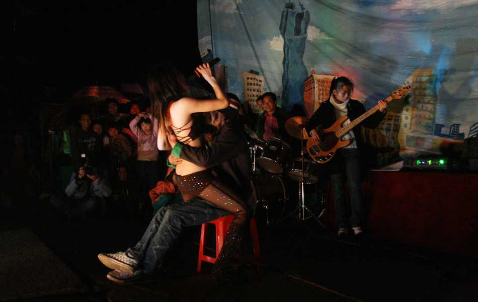 一组农村歌舞团的真实照片游荡各地居无定所