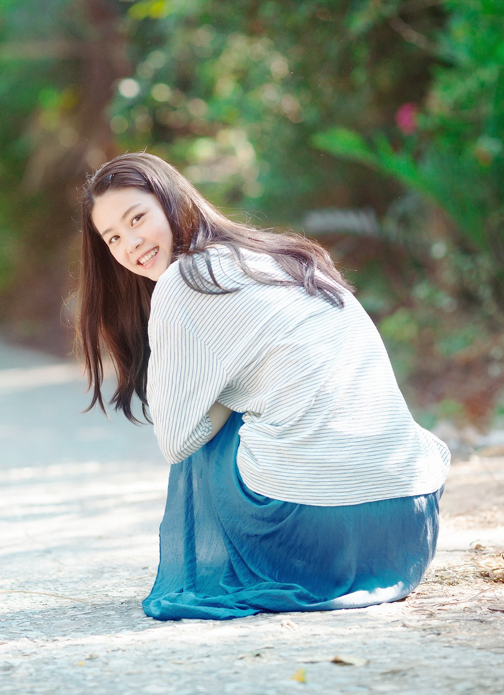 阳光下那一个笑容伊人的文静长发小姐姐_高清图集_新浪网