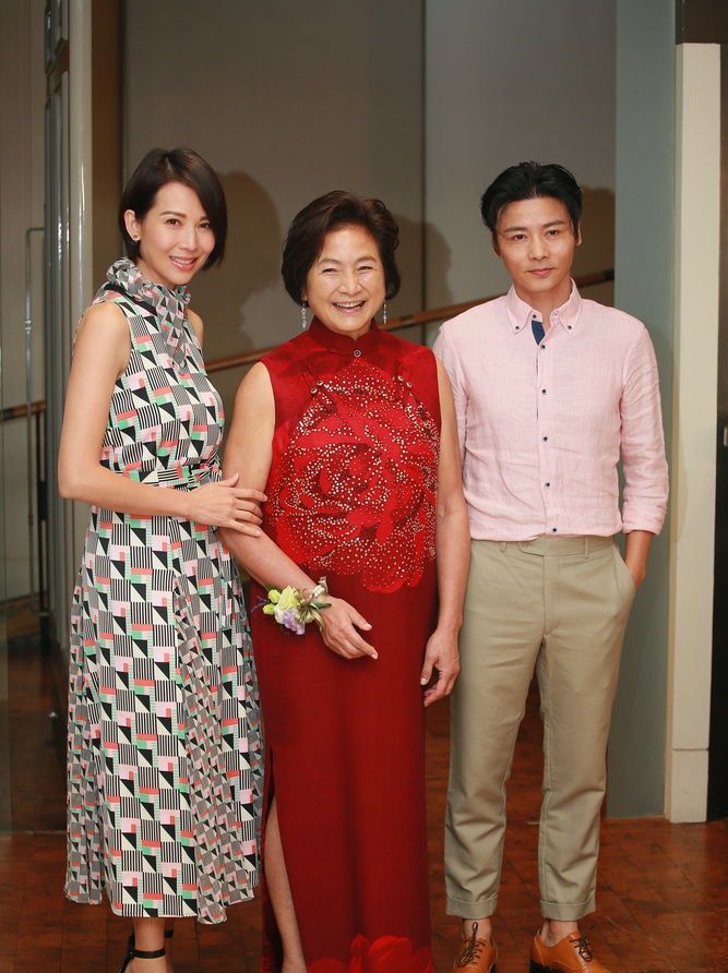 2月22日,香港,郑佩佩爱女原子鏸与外籍老公mehdi在深湾游艇会结婚.