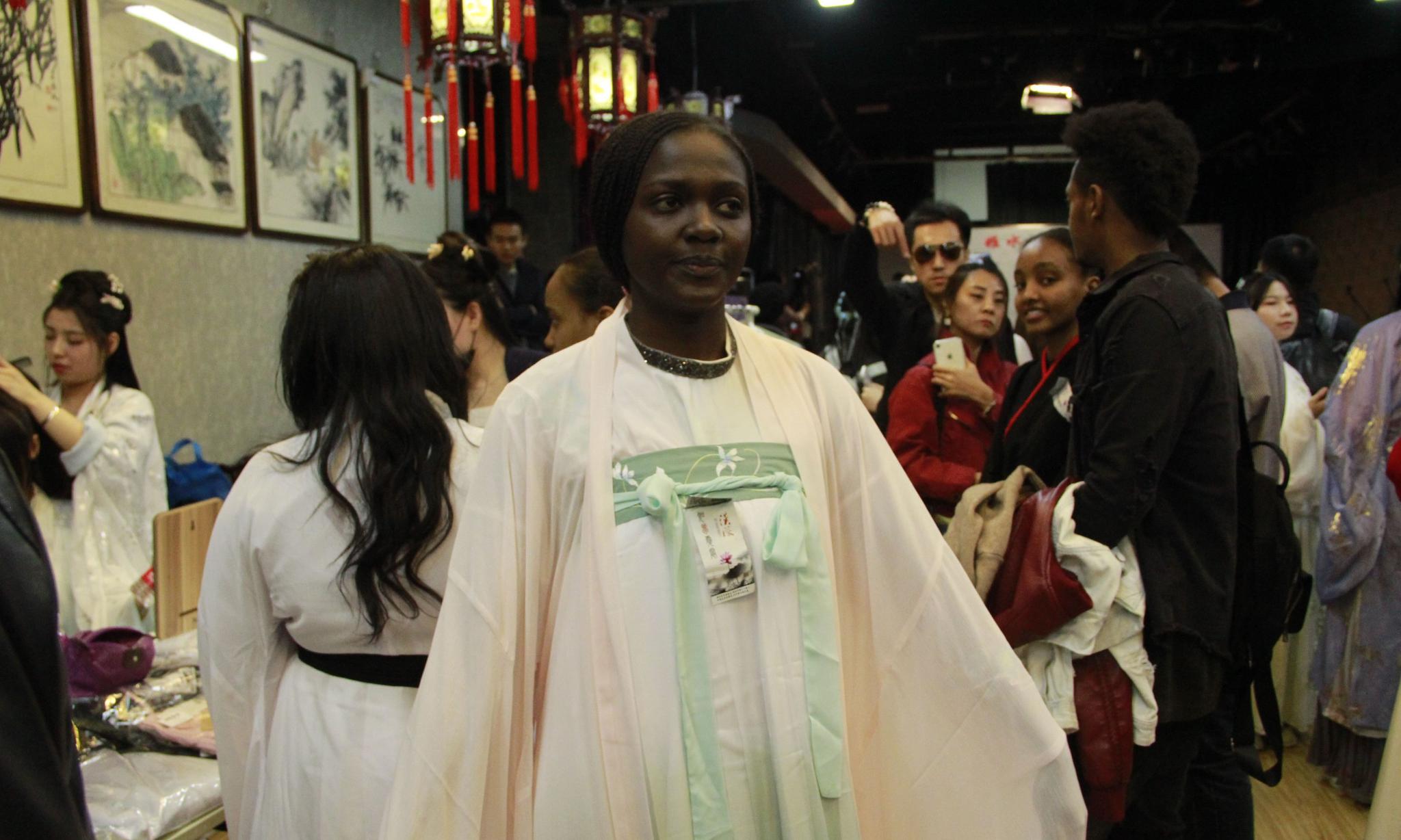 天津非洲留学生穿汉服感受清明节民俗看看谁最美