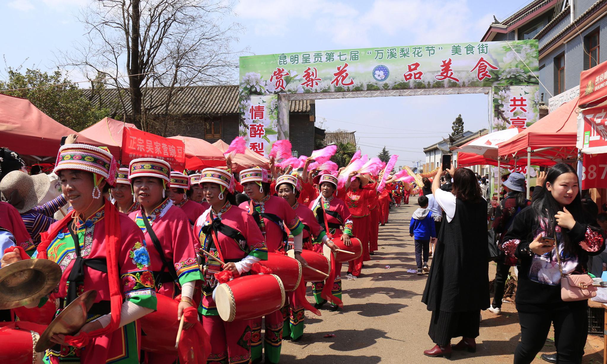 熙熙攘攘的万溪冲梨花节