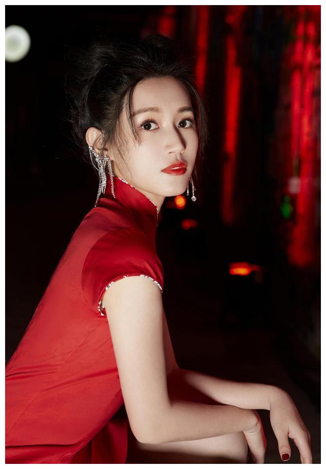 "尔晴"苏青红色旗袍搭配清爽的妆容和娇艳的唇色,美得动人心弦