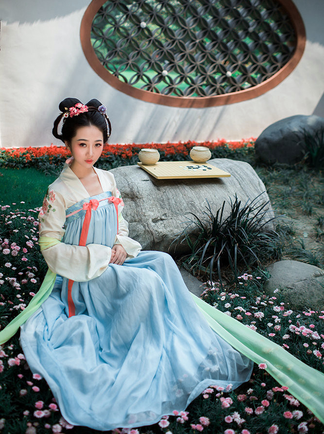 一个具有民族风情美的文雅古装美女|人像|古韵|摄影_新浪新闻