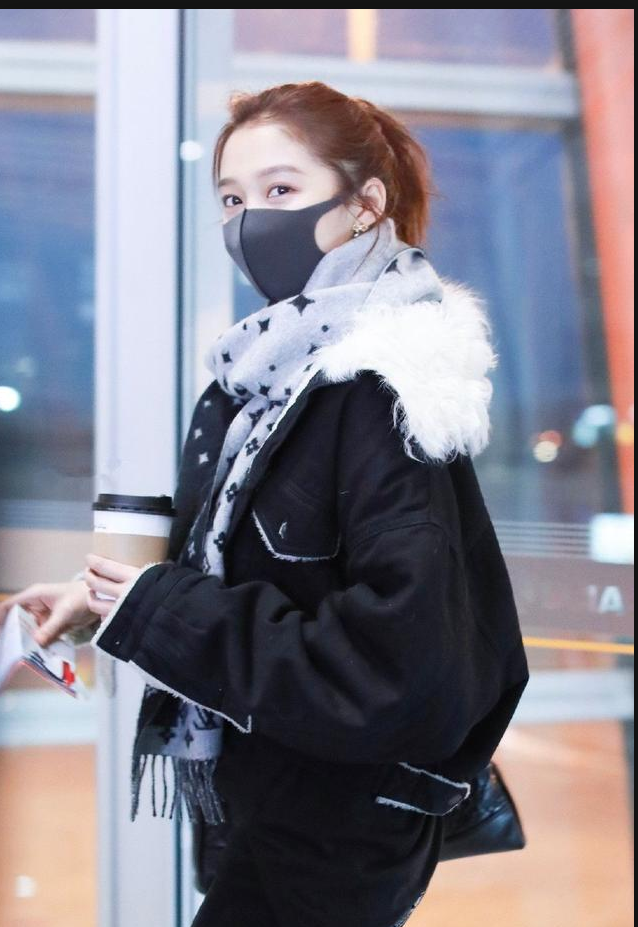 关晓彤身穿黑色翻毛领外套裹着拼色围巾现身机场 打扮清新靓丽