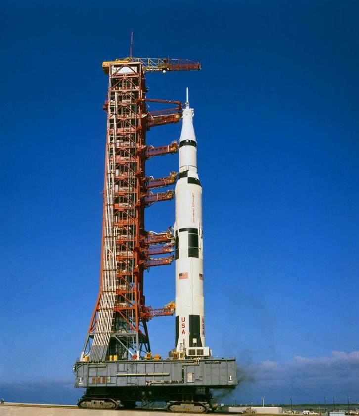 阿波罗11号和土星5号运载火箭移动发射装置被履带式运输机带到39-a号