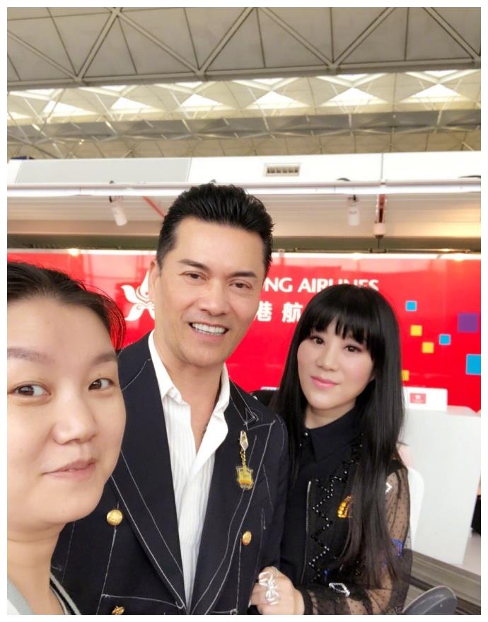 61岁吕良伟全家近照,三任妻子都很漂亮,儿子颜值比他爹差太远
